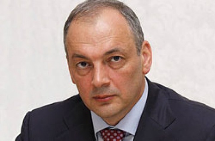 Путин поручил экс-главе Дагестана Магомедову организовать работу президентского совета по межнациональным отношениям