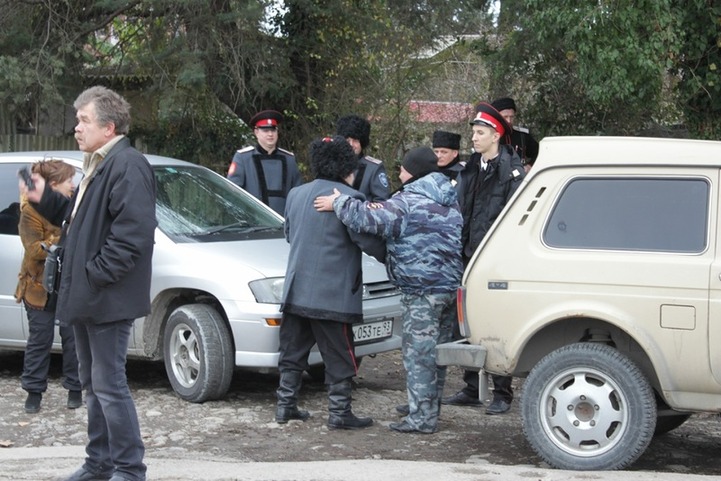 Казак напал на журналистов во время митинга в сочинском поселке