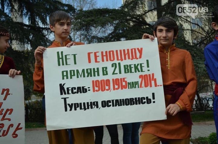 Крымские армяне провели пикет в защиту пострадавших в Кесабе