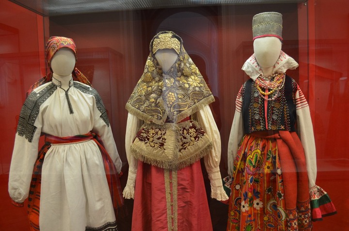 Выставка "Роспись иглой" — одежда народов России в одном зале