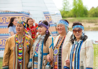 Флешмоб с фотографиями в национальных костюмах запустили ко Дню коренных народов мира