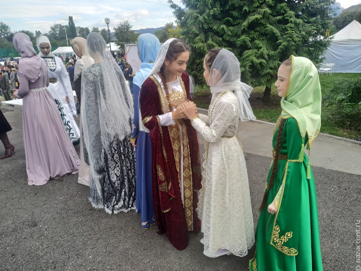 Во Владикавказе фестиваль этнического костюма "опоясал" дизайнеров со всей страны