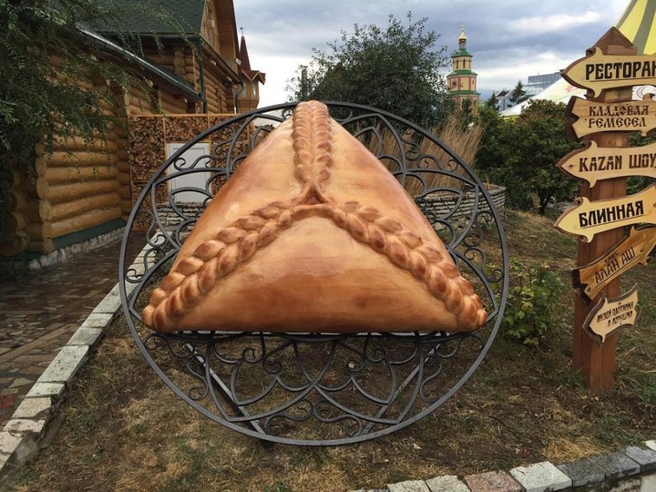 Памятник эчпочмаку открылся в Казани