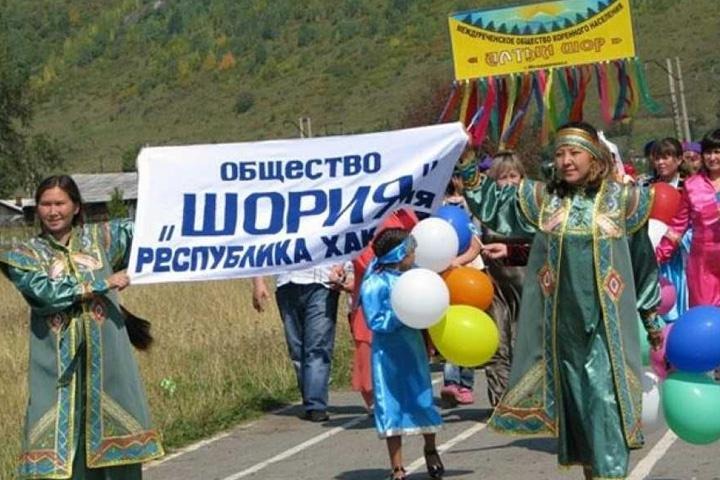 Шорским общинам Хакасии вручили национальные костюмы и инструменты