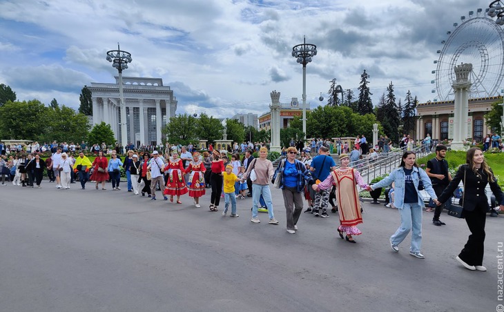 Шествие в костюмах, хоровод и керешу: в Москве отметили Всечувашский "Акатуй" - Национальный акцент