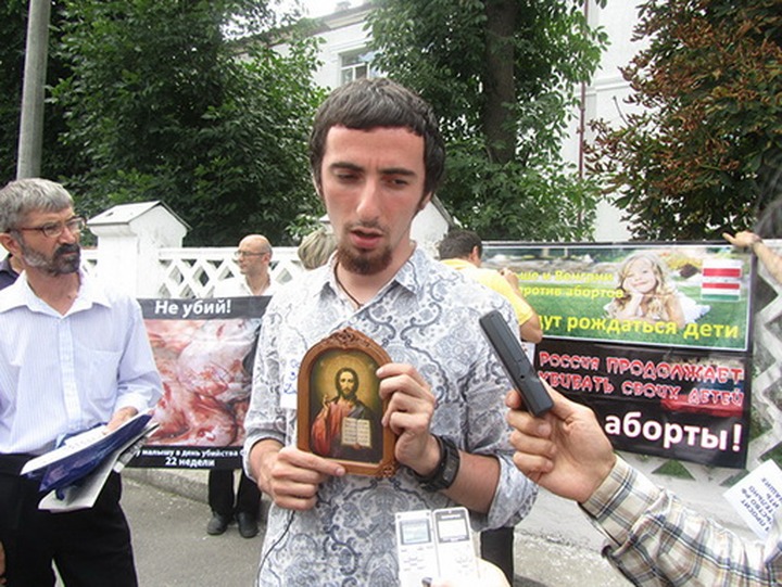 Православные активисты попросили проверить партию Навального за попытку найти в Библии экстремизм