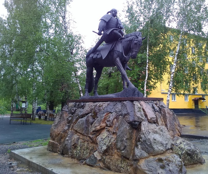 Памятник прародителю шорского народа установили в Таштаголе