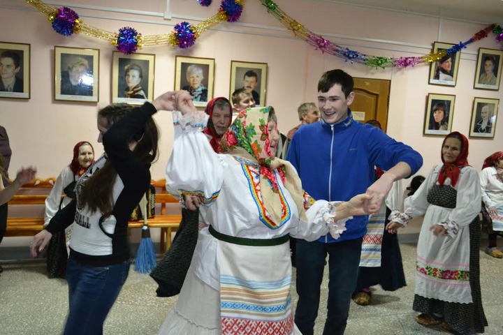 Учащиеся кудымкарского лицея развлеклись с "Веселыми бабульками"
