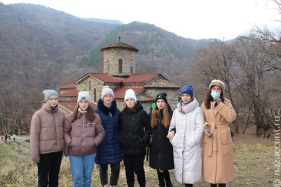 Участники школы межэтнической журналистики в Карачаево-Черкесии отправились в этноэкспедицию по старинным храмам