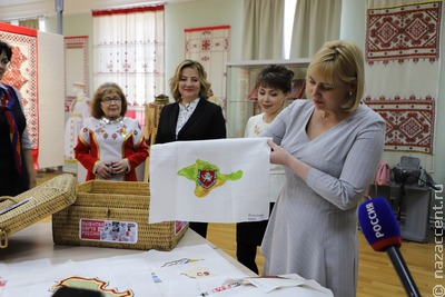 Фрагменты вышитой карты России начали сшивать на фабрике в Чувашии