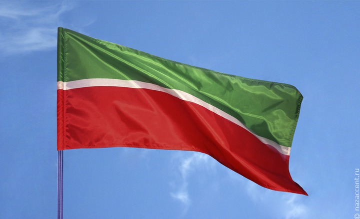 В школах Татарстана будут еженедельно поднимать два флага и исполнять два гимна