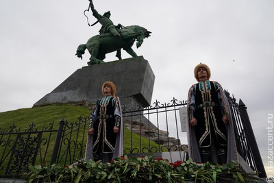 День Республики отметили в Башкортостане возложением цветов и открытием памятника
