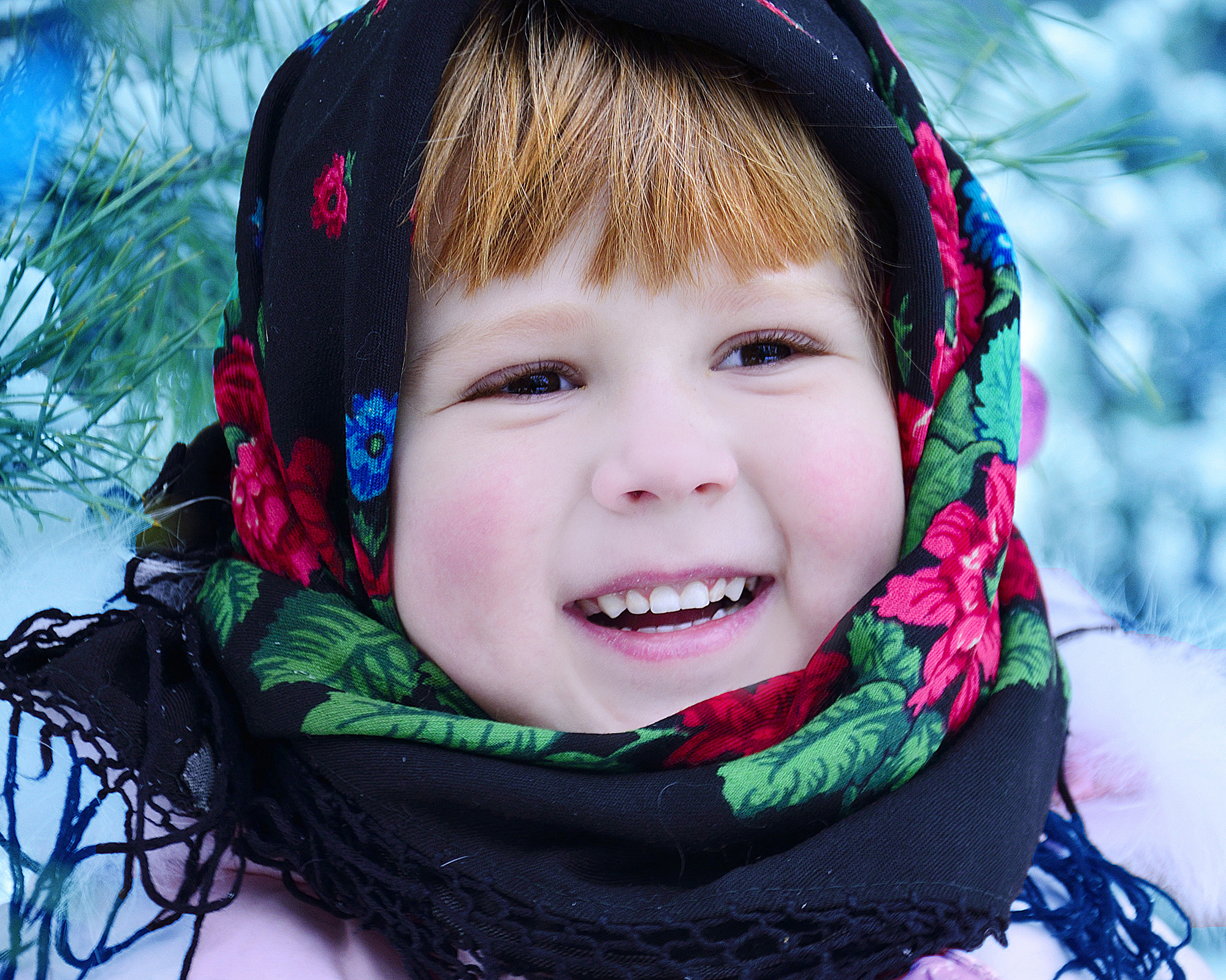 Конкурс фото россия. Ребенок в платке. Россия для детей. Подростки в платках. Русско-народный платок на ребенке.