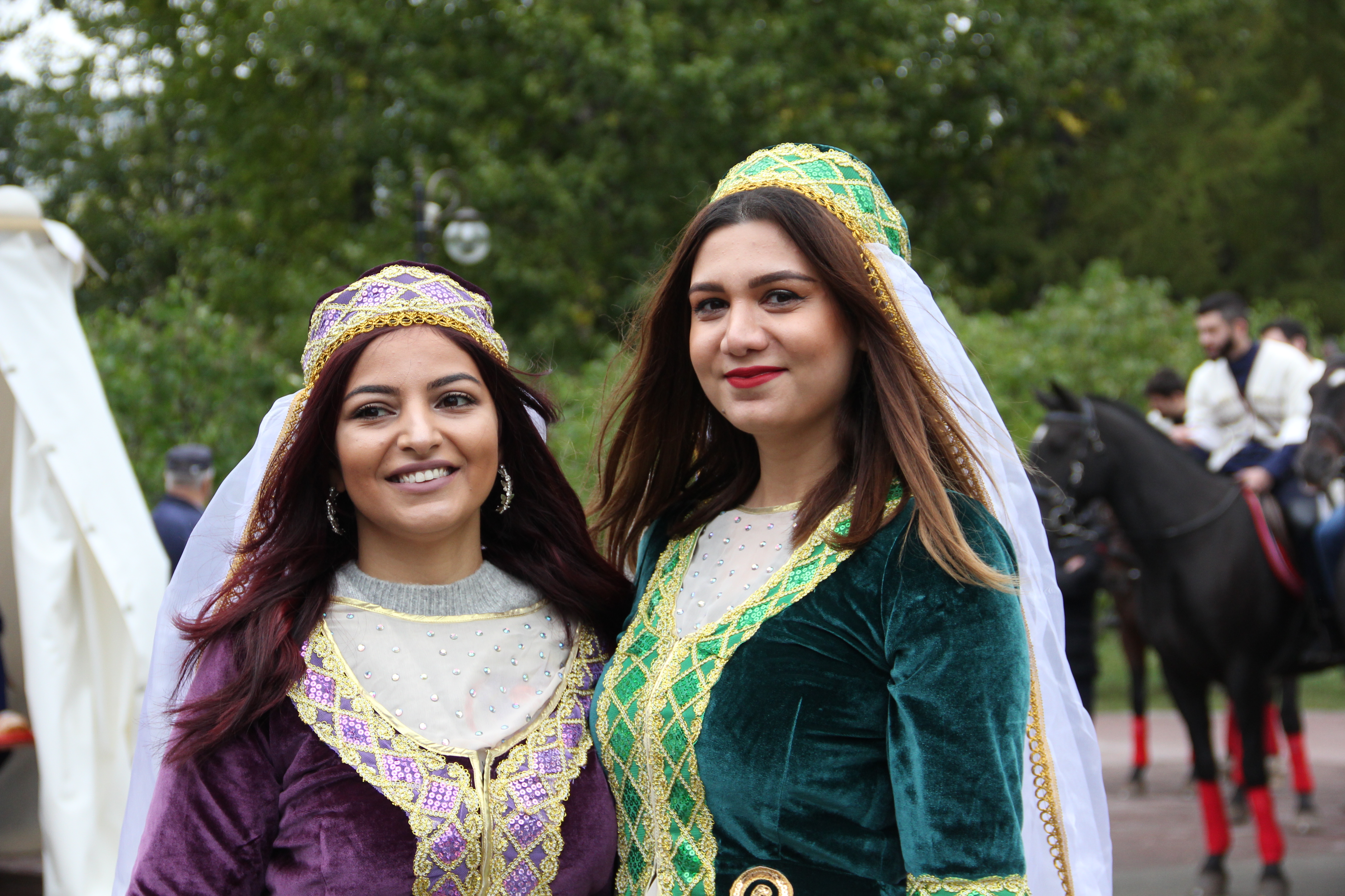Населена азербайджан. Азейбарджанцы нация. Азейбарджан национальный костюм. Азербайджанцы. Азербайджан люди.