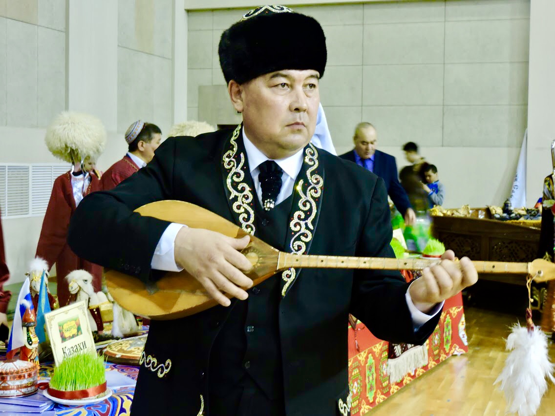 Узбекская туркменская. Казахи и узбеки. Туркмен узбек казах Киргиз. Киргизы и узбеки. Казахи киргизы узбеки таджики туркмены.