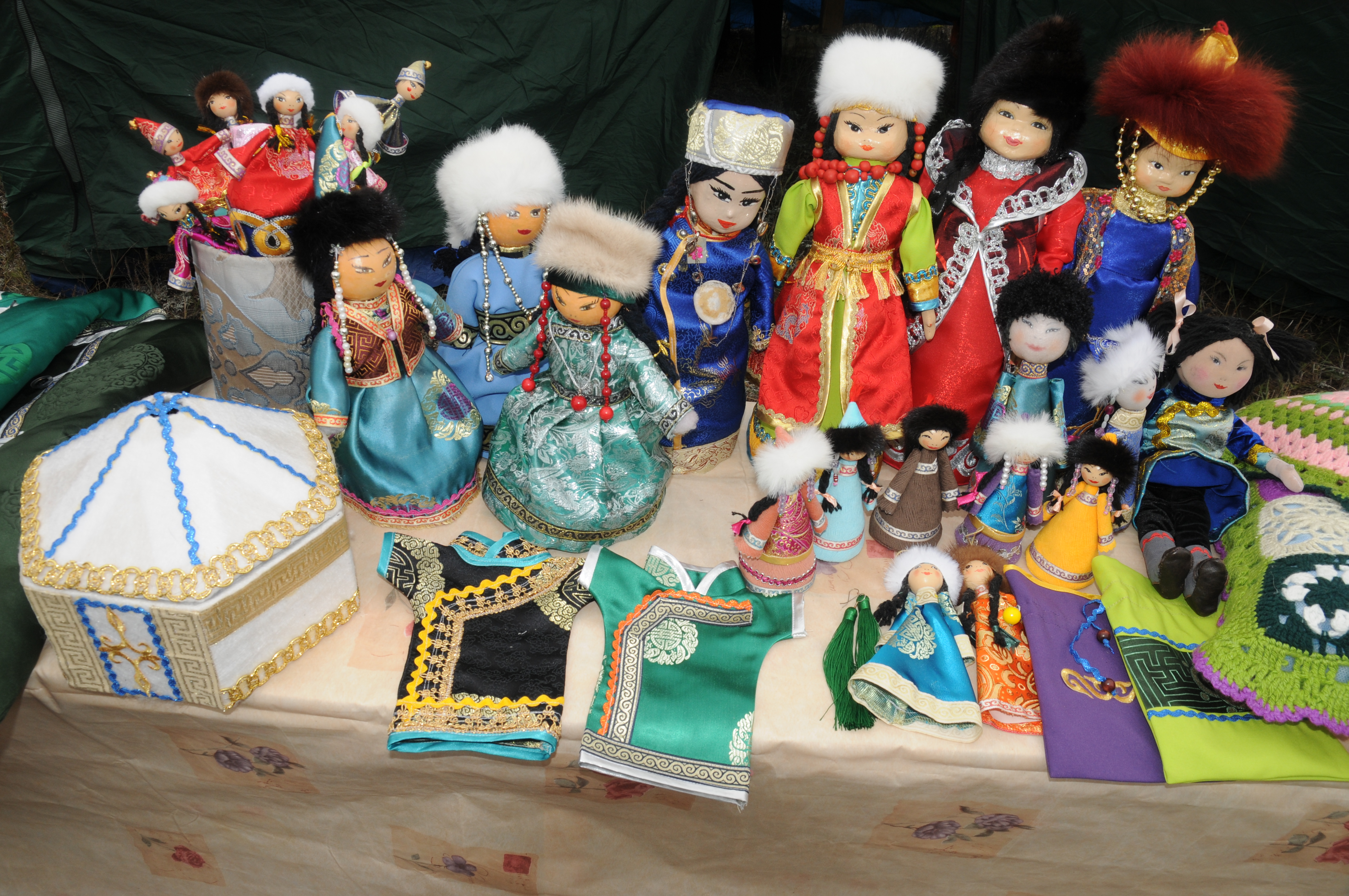 Промысел бурят. Буряты Забайкалья промысел. Народы Иркутской области Тофалары. Бурятские куклы в национальных костюмах. Игрушки бурятского народа.