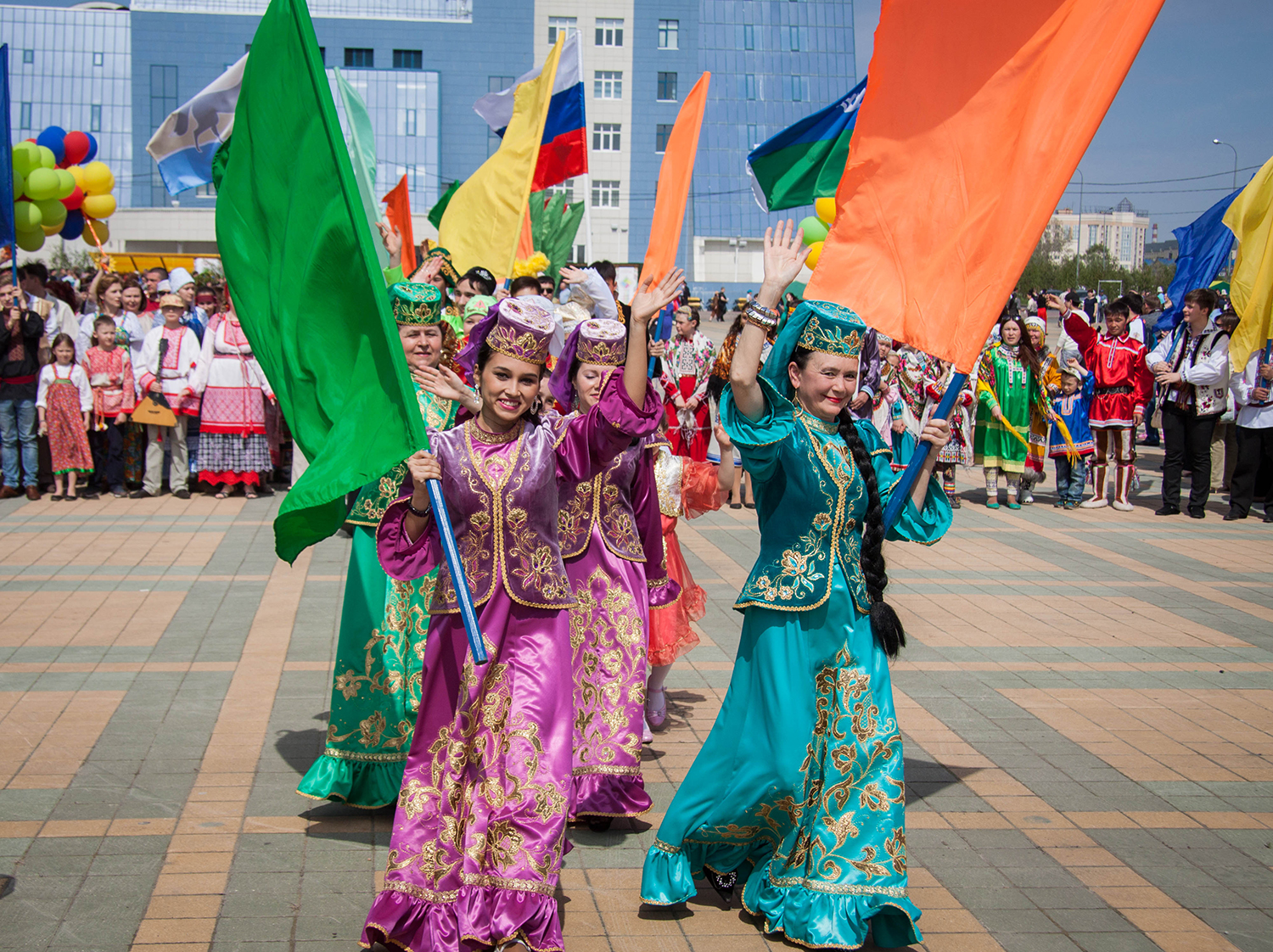 картинки российского народа белыми перьями черными