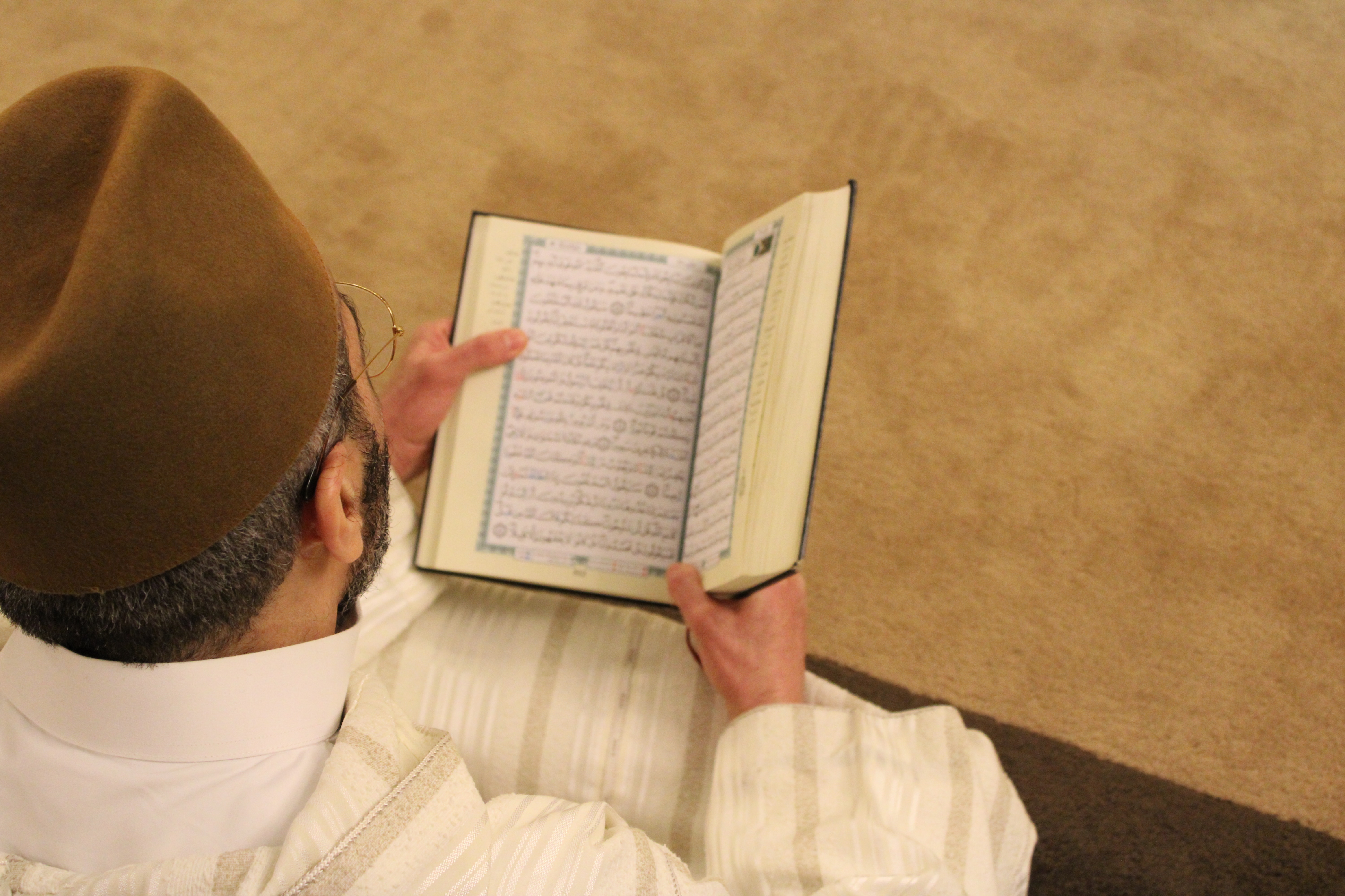 Мусульманские знания. Чтение Корана. Корона Чени. Мусульманин с Кораном.