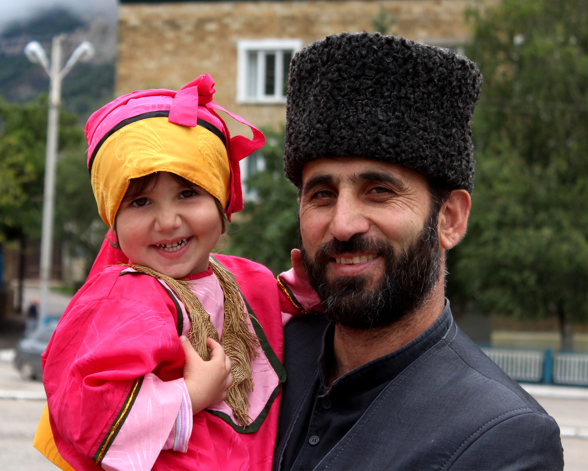Кумыки семья. Кавказская семья. Дагестанские дети. Дагестан люди внешность. Ребенок кавказец.
