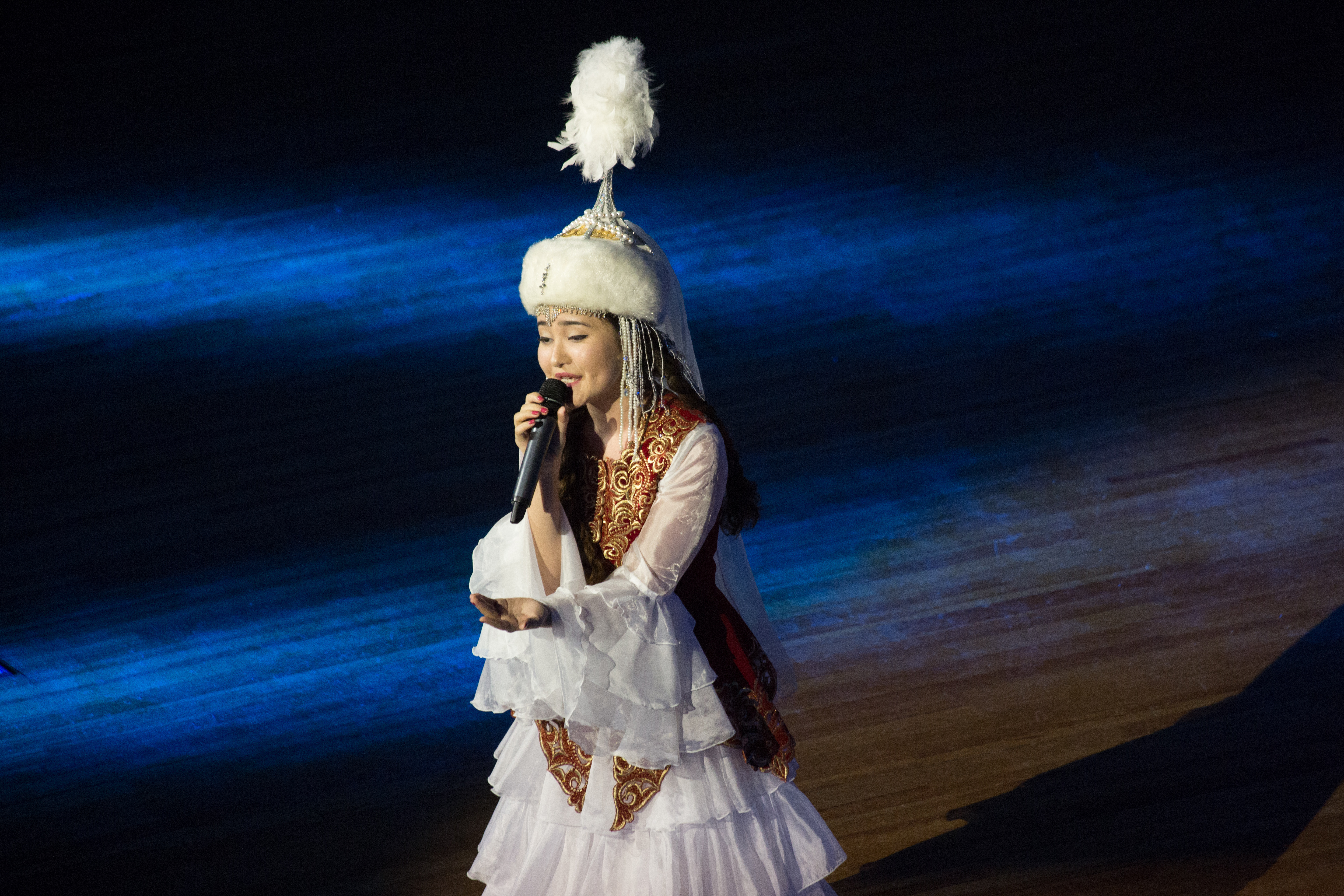 Популярная казахская музыка. Казашка танцует. Алтын на голове. Казахские песни популярные исполняет женщина. Кумыкская песня Алтын Кызыл чачларынг.