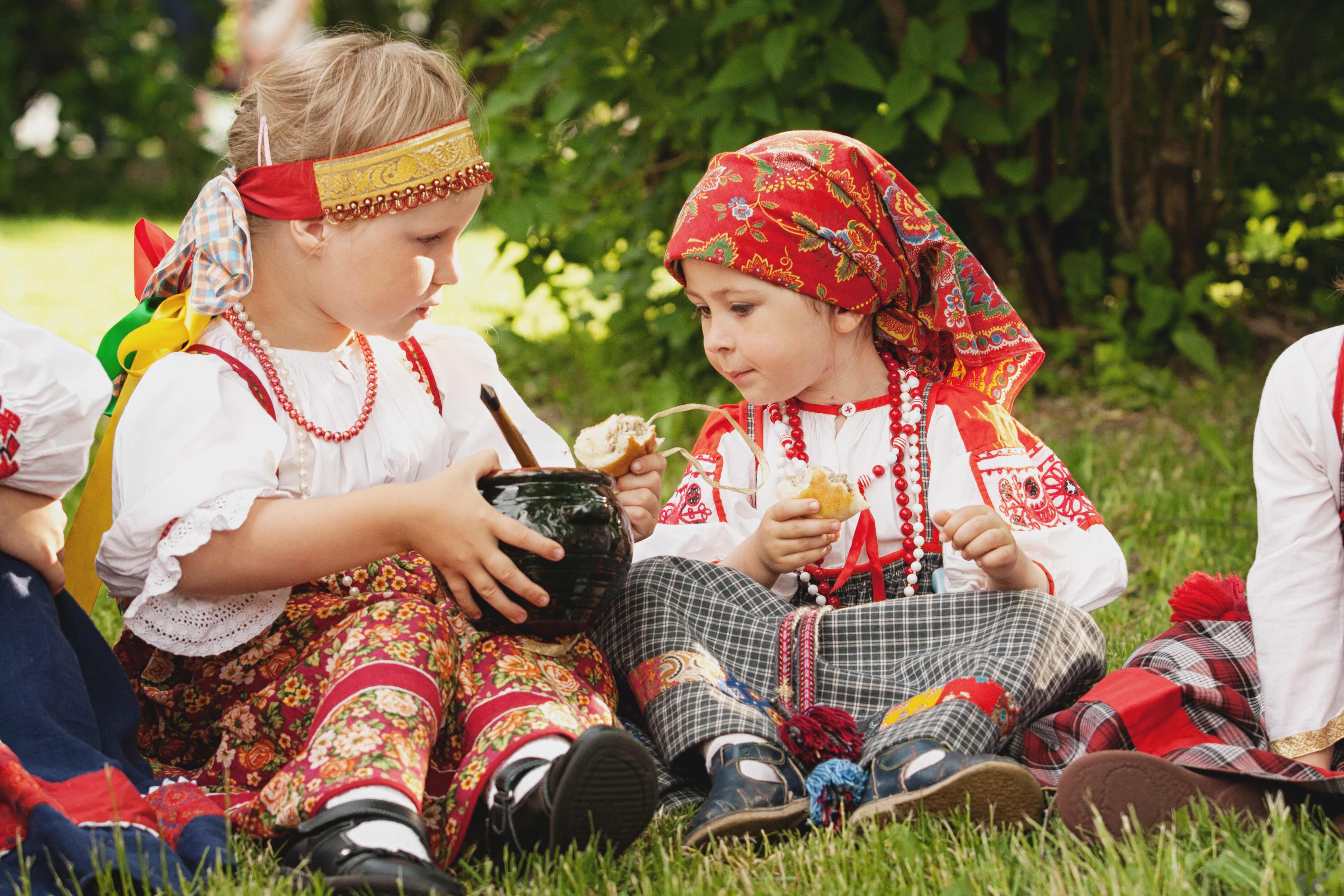 Считали русские народные. Фольклор для детей. Дети в народных костюмах. Фольклорные традиции. Русско народный фольклор.