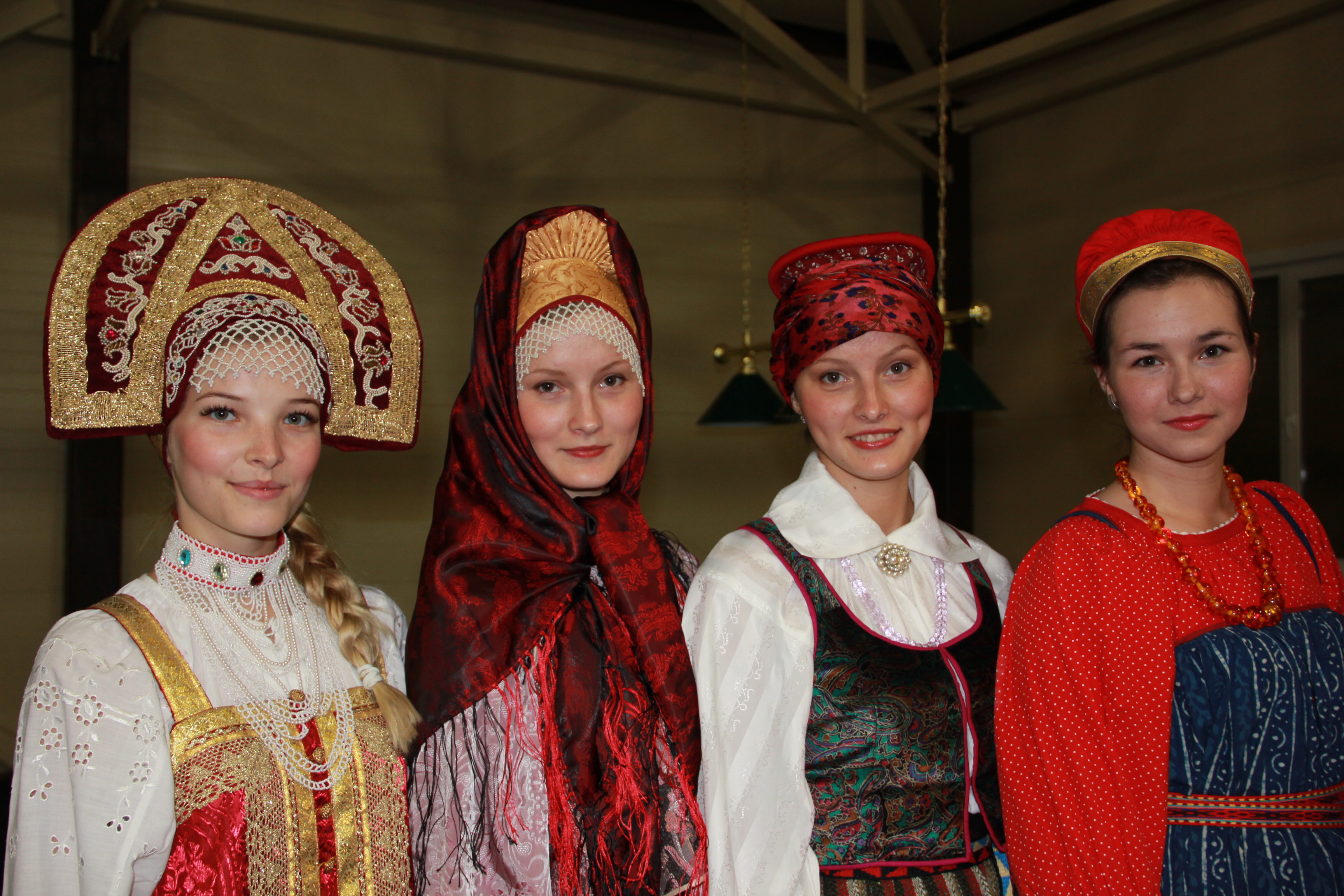 Русские в народной одежде