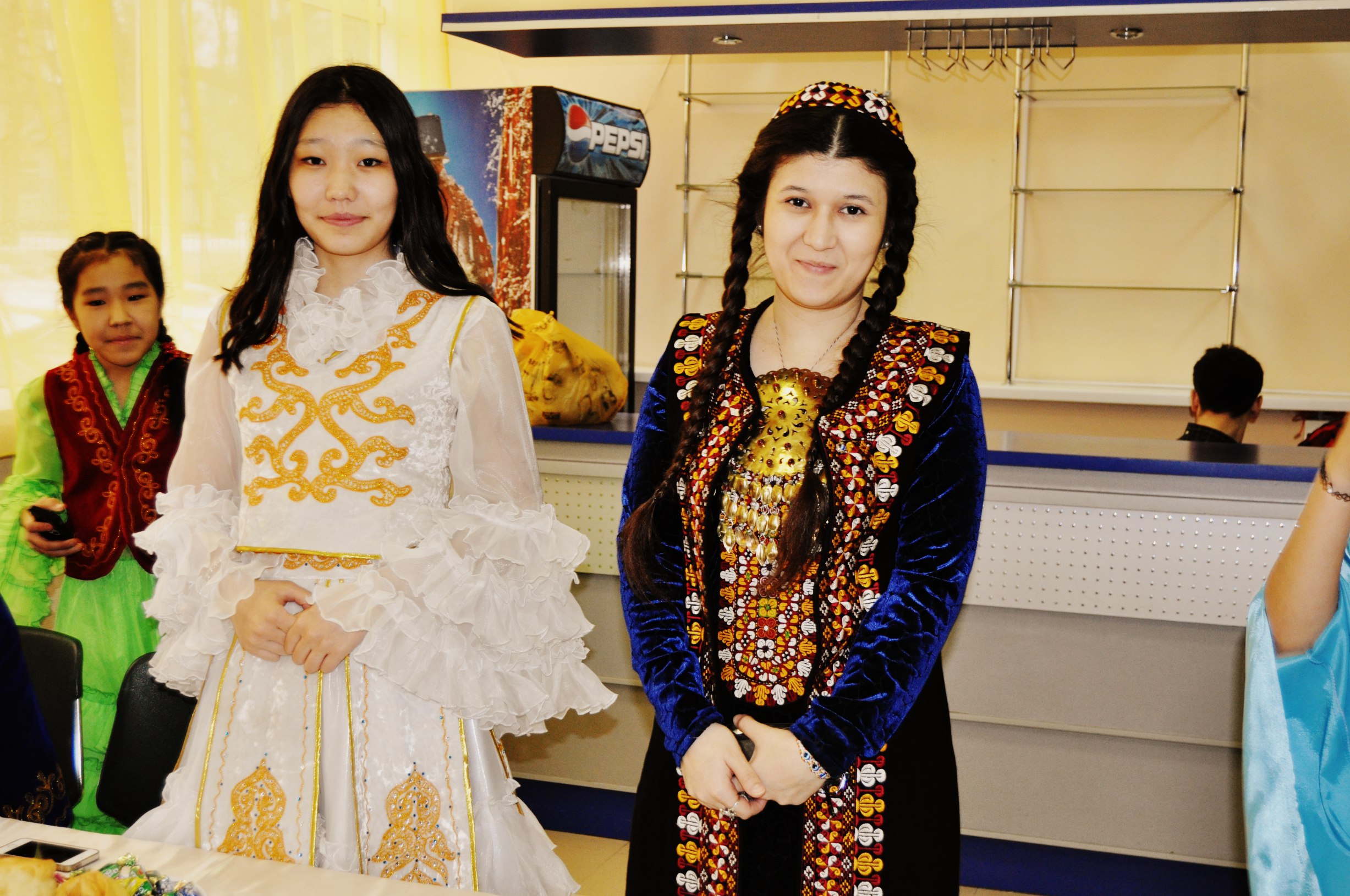 Таджики и туркмены. Казахи и туркмены. Казахи и киргизки. Киргизки и казашки отличие. Казахи и киргизы один народ.