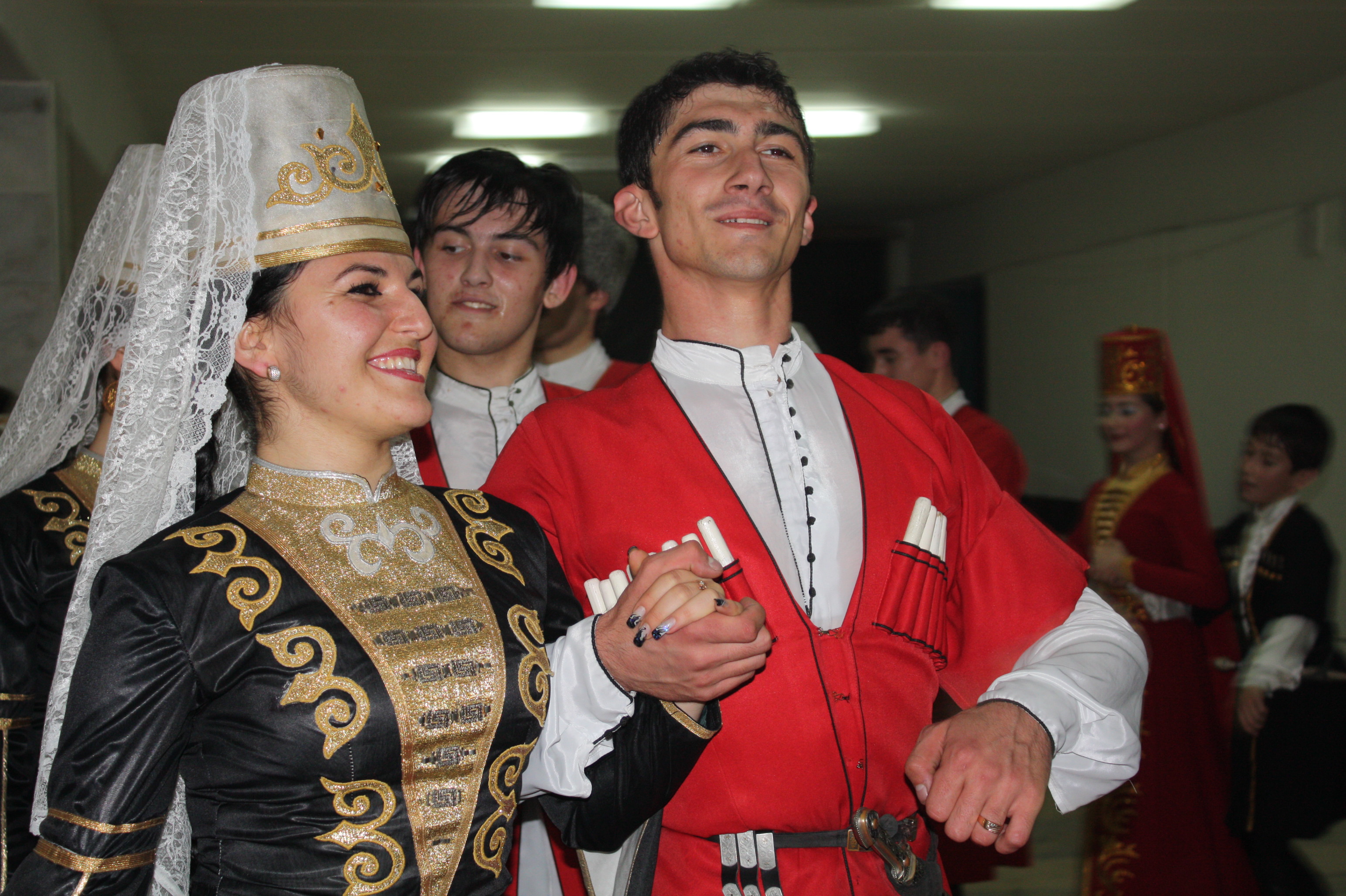 Грузины в мире. Свадебные обычаи адыгейцев. Адыгейцы народ нац свадьба. Национальный свадебный костюм грузин. Свадьба Адыгейская Национальная.