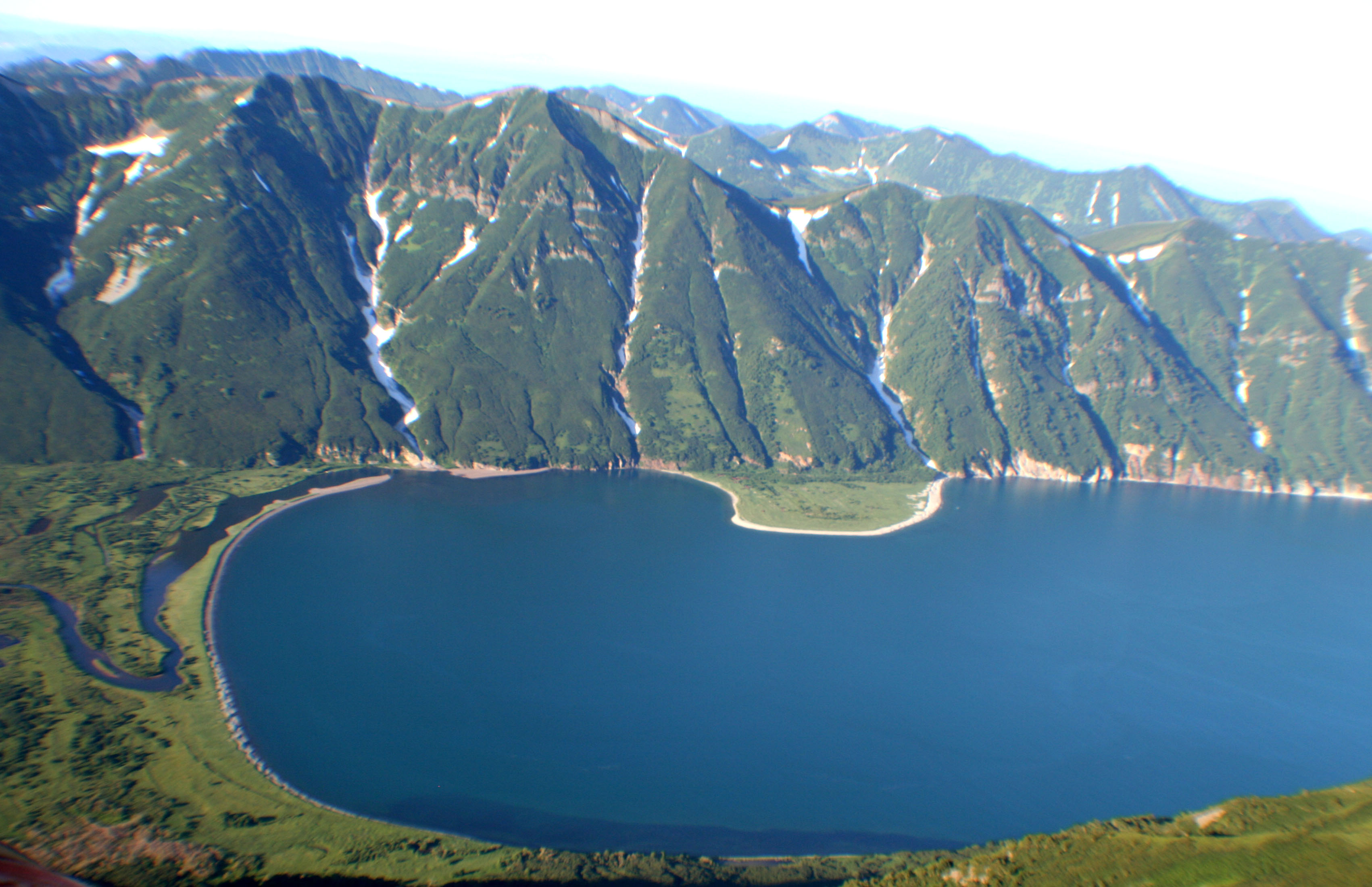 Озера на территории евразии. Озеро Калыгирь Камчатка. Озеро большой Калыгирь. Озеро Калагирь Камчатский край. Озеро большая Медвежка Камчатка.