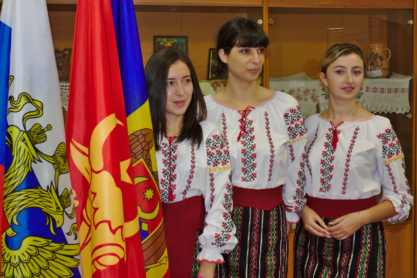 Гагаузы википедия. Народы Молдавии Гагауз. Дюз ава гагаузский ансамбль. Нация Гагауз. Гагаузы внешность.