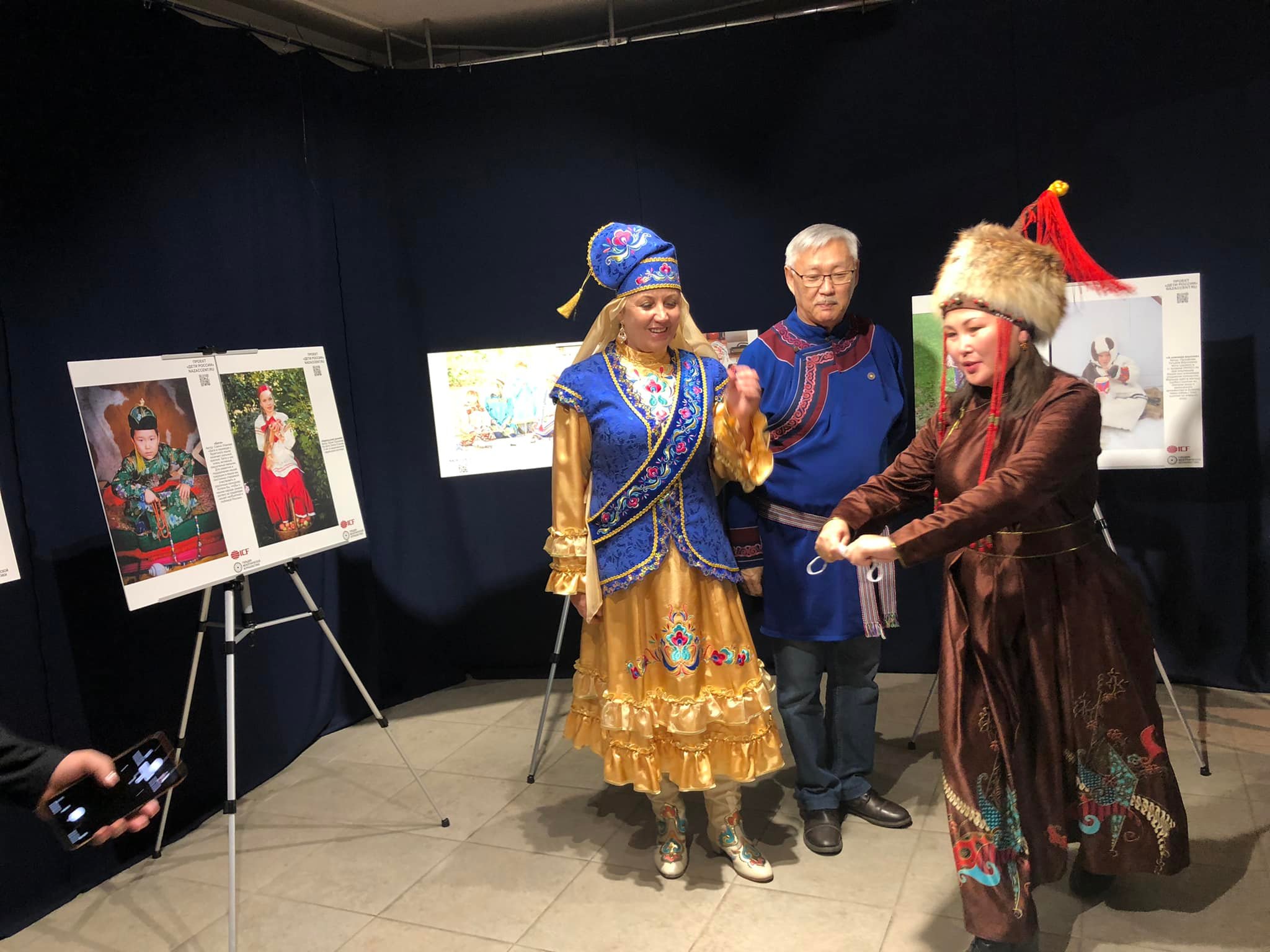 Активисты НКО Сахалина на открытии выставки "Дети Росиии" 