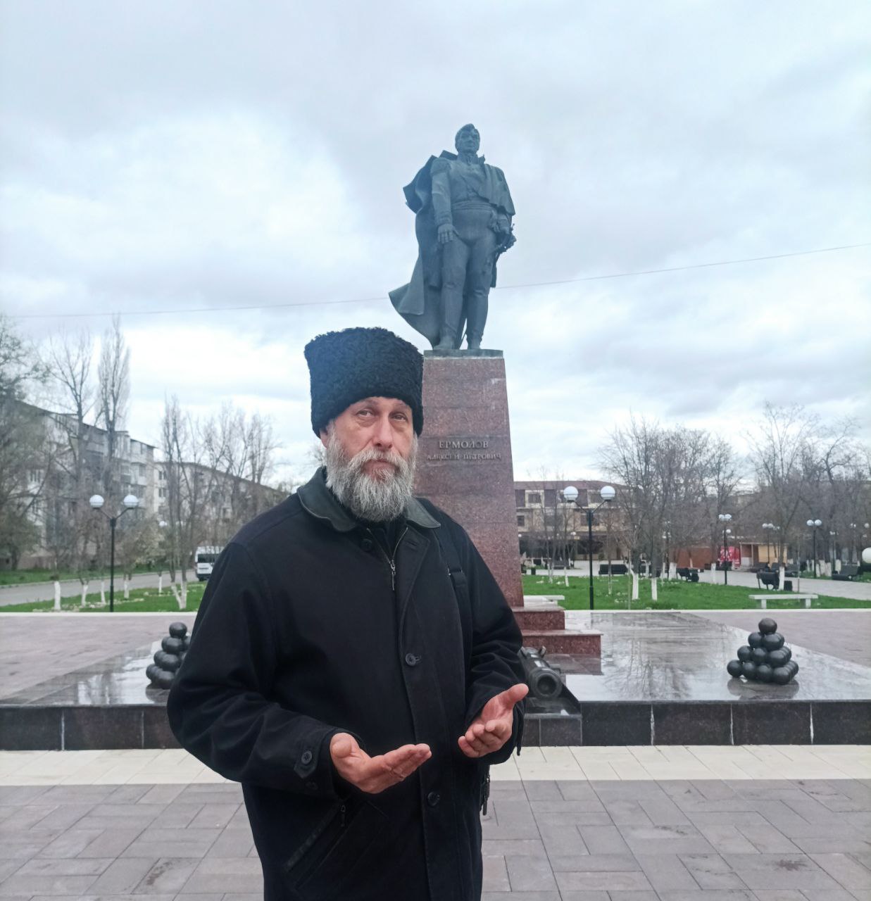 Олег Губенко у памятника Ермолову