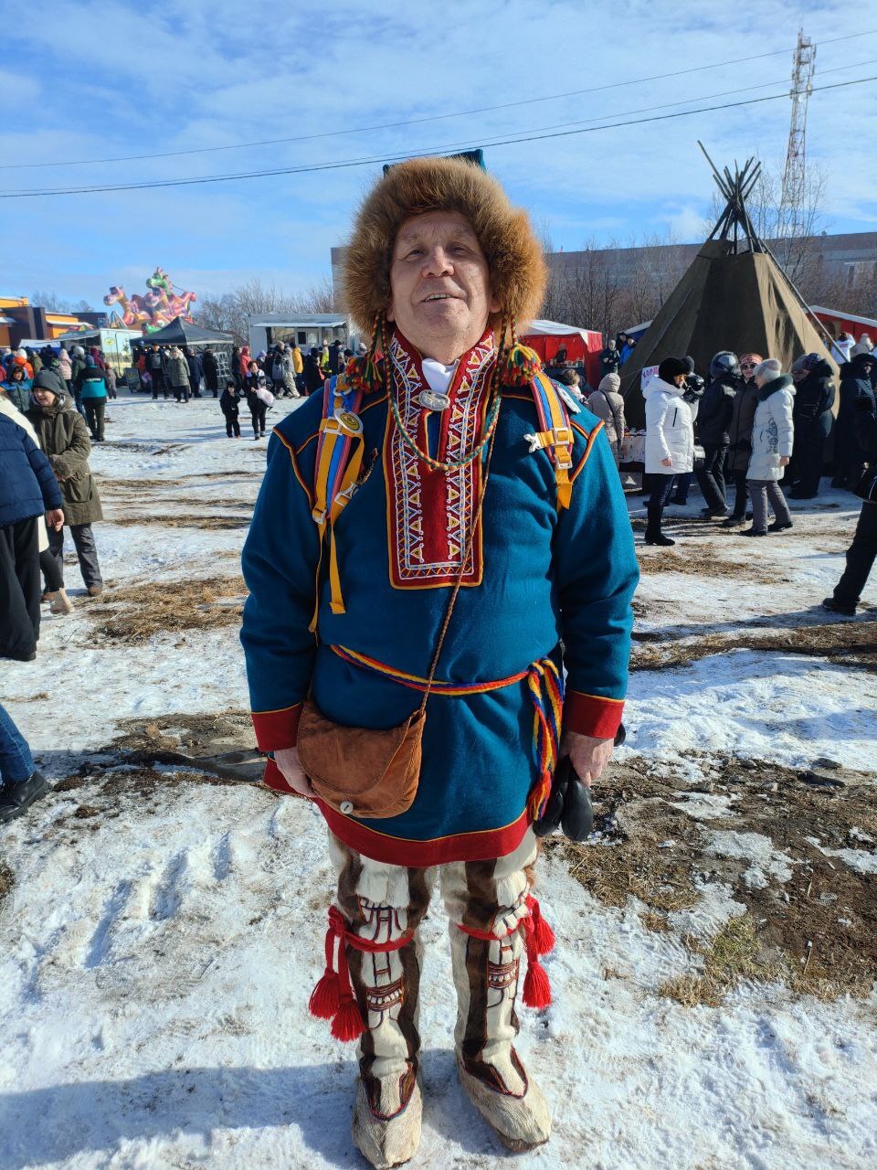 Житель Ловозера Геннадий Лукин в саамском костюме