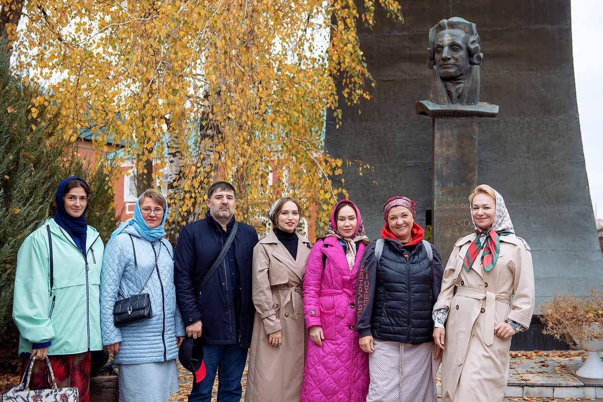 Памятник Федору Ушакову в монастыре