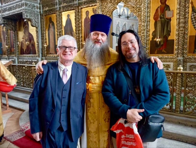 Джон МакГирр, отец Артемий Владимиров и ещё один иностранный прихожанин Воскресенского собора в Истре &ndash; американец Джордж Дюсо