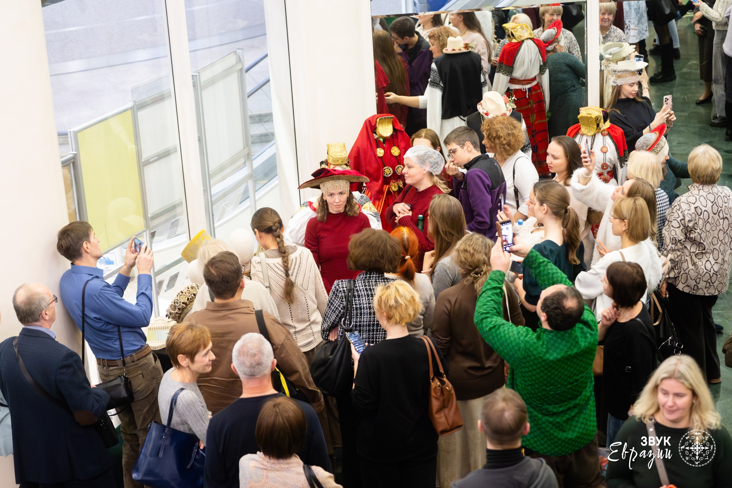 Ажиотаж на выставке костюмов